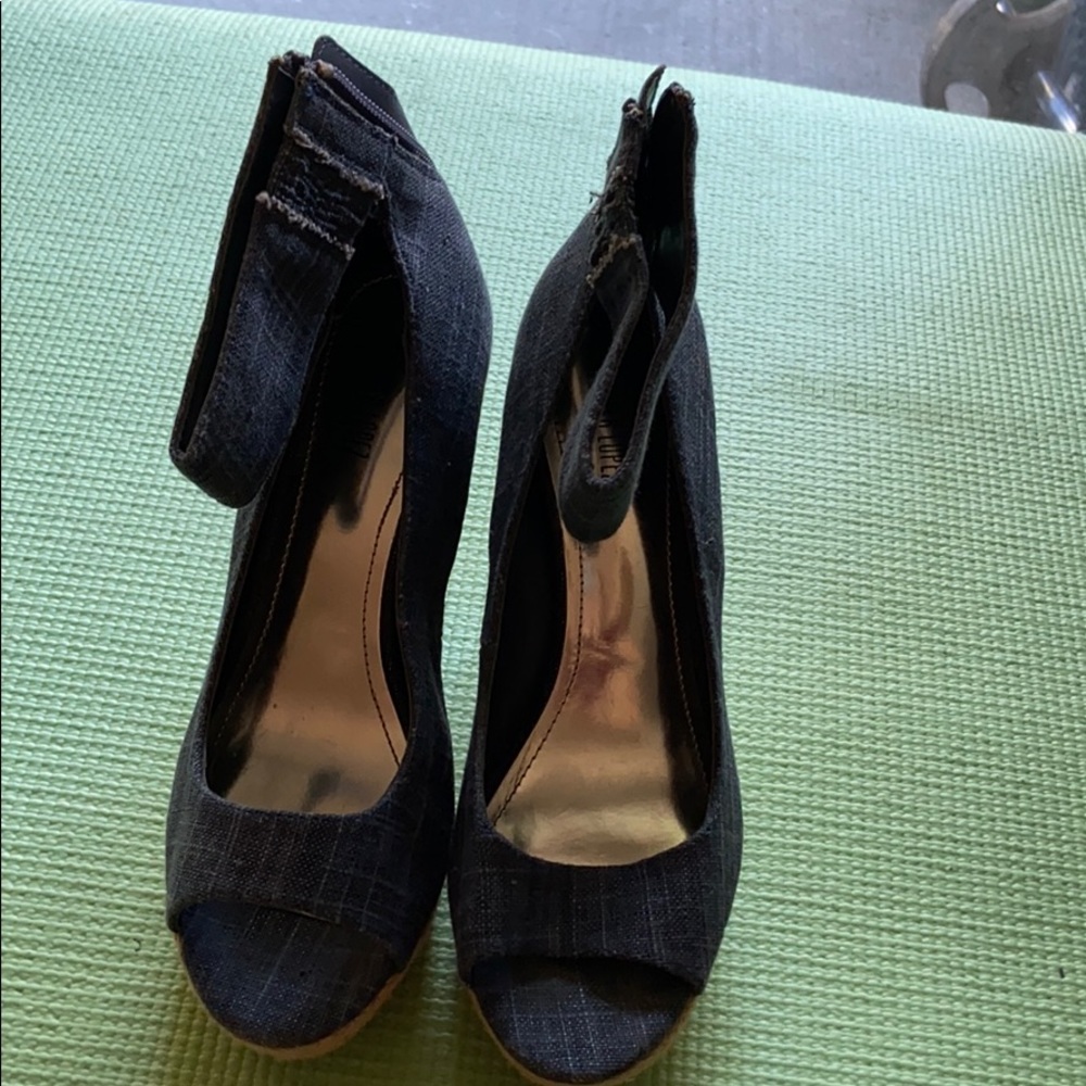 Excellent condition Jennifer Lopez wedges!